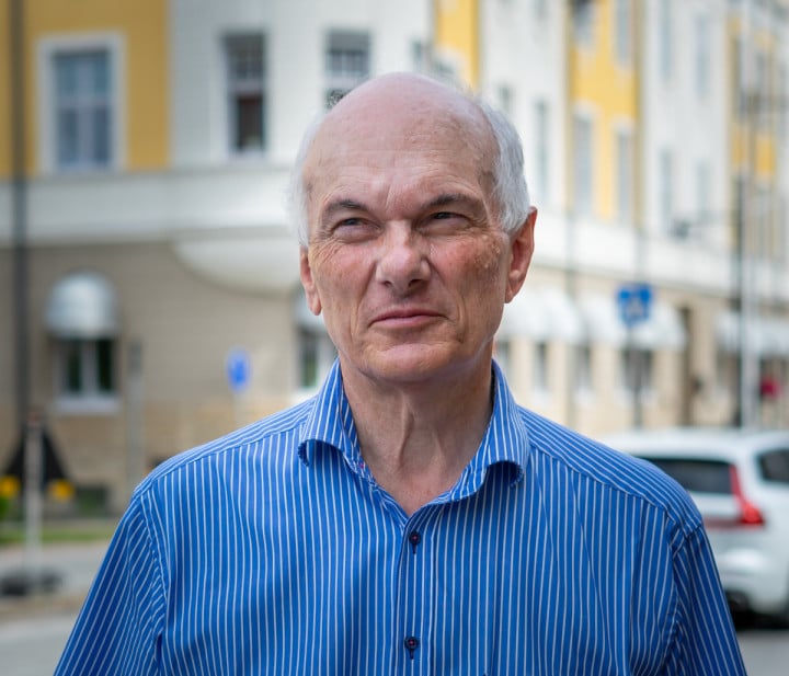 Björn Nyström utanför Hallsbergs kommunhus.